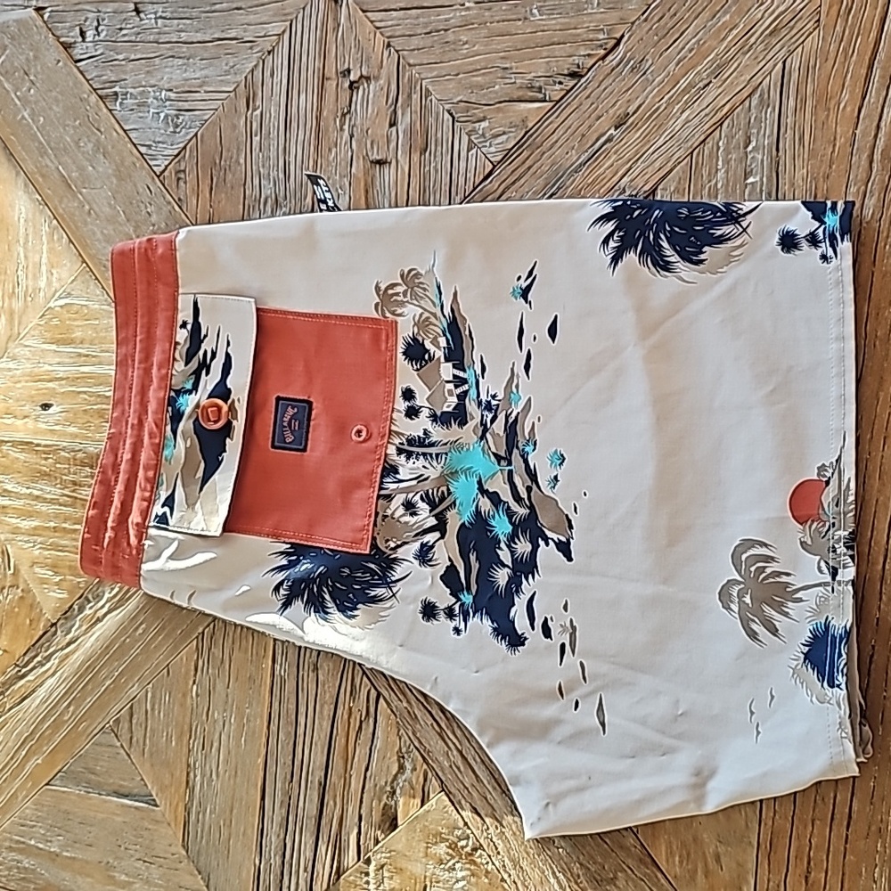 New BILLABONG swim trunks shorts, 33", large